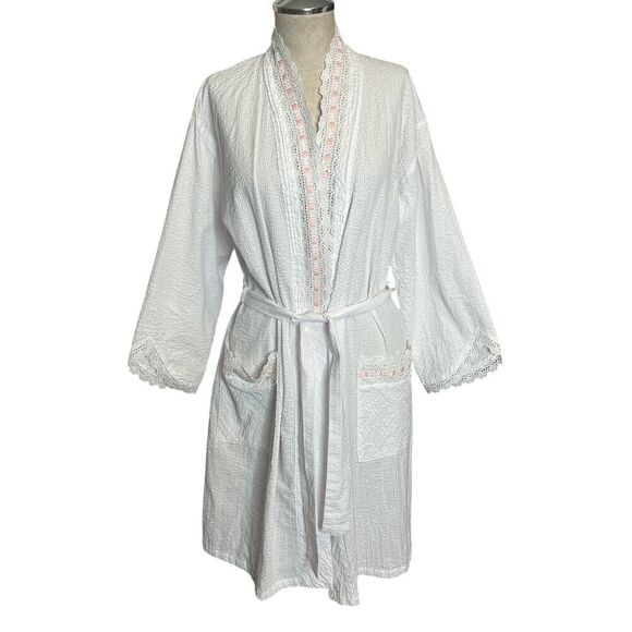 Eileen West Robe S/M White Seersucker Pink RibbonEyelet Lace Cottage Core Lounge - Picture 1 of 6
